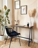 Bruin houten bureau met zwart frame in een modern interieur.