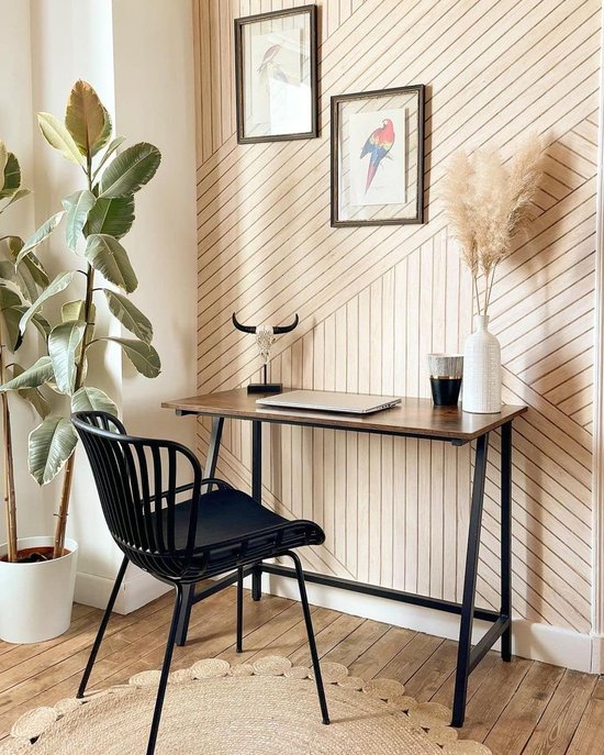Bruin houten bureau met zwart frame in een modern interieur.