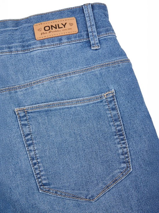 Achterkant van een lichtblauwe spijkerbroekshort met merklabel 'ONLY' en een achterzak.