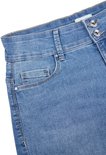 Detail van de tailleband en zak van een lichtblauwe denim short. De tailleband heeft een dubbele knoopsluiting.