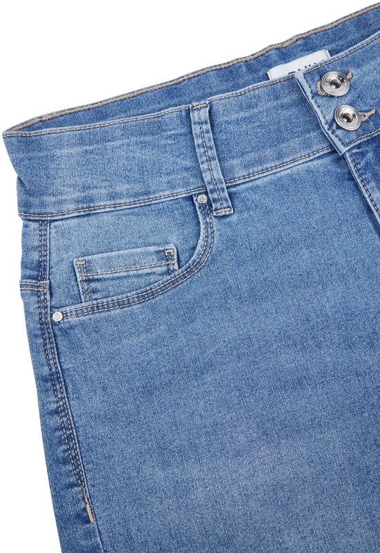 Detail van de tailleband en zak van een lichtblauwe denim short. De tailleband heeft een dubbele knoopsluiting.