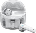 Open wit oplaaddoosje met JBL Tune Flex 2 oordopjes erin en één oordopje ernaast.