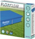 Bestway Flowclear verpakking met een blauw afdekzeil op een rechthoekig zwembad in de tuin.