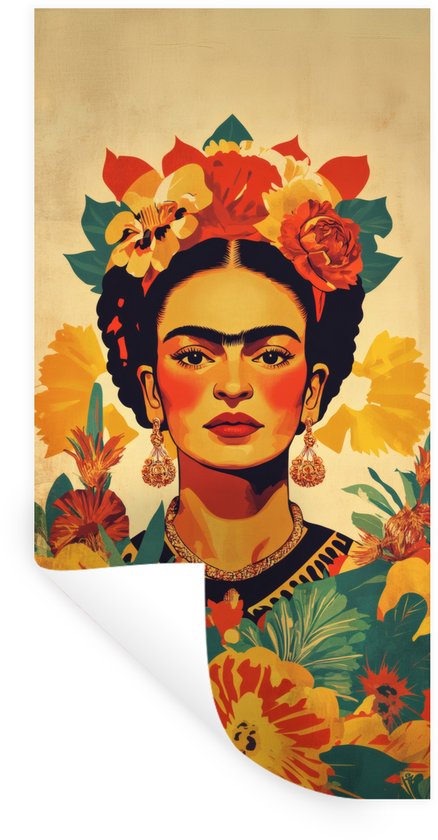 Een muursticker met een portret van Frida Kahlo, met een bloemenkrans op haar hoofd en veel kleurrijke bloemen op de achtergrond.