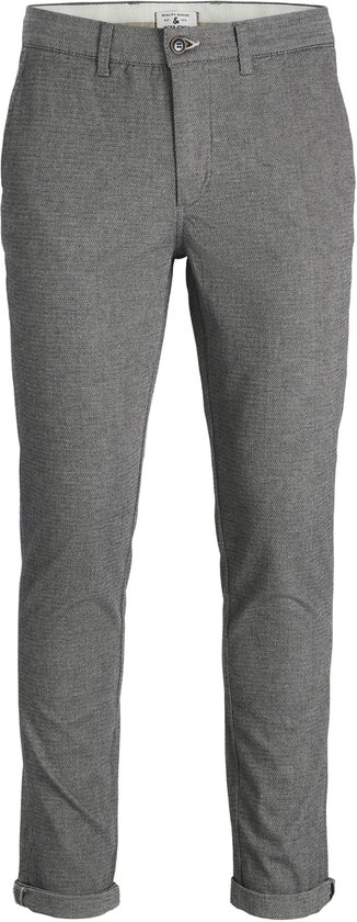 Grijze broek met fijne structuur, met opgerolde broekspijpen.