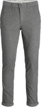 Grijze broek met fijne structuur, met opgerolde broekspijpen.