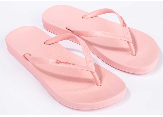 Lichtroze Ipanema teenslippers met textuur op de bandjes en Ipanema-logo.