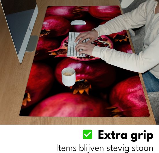 Bureau onderlegger 120x60 cm - Muismat Granaatappel - Rood - Fruit - Bureaumat - Mousepad XXL - Bureau mat - Muismatten groot - Desk organizer - Bureaulegger