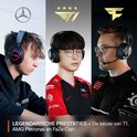 Drie mannen met gaming headsets: Mercedes, T1 en FaZe Clan logo's.