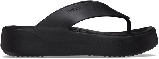 Tong compensée noire Crocs en profil, avec assise plantaire ondulée et semelle prononcée.