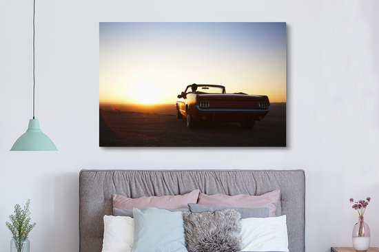 Tableau sur toile Homme dans une décapotable regardant un coucher de soleil - 180x120 cm - Décoration murale XXL