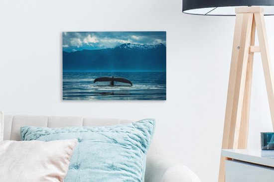 La queue d'une baleine à bosse en arrière-plan est une chaîne de montagnes 30x20 cm - petit - Tirage photo sur toile (Décoration murale salon / chambre)