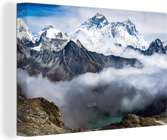 Canvas Schilderij Besneeuwde bergtop van de Mount Everest in de wolken - 140x90 cm - Wanddecoratie