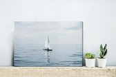 Canvas Schilderij Een zeilboot in de open wateren - 30x20 cm - Wanddecoratie