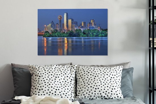La rivière Trinity avec en arrière-plan les immenses bâtiments de Dallas en soirée Toile 90x60 cm - Tirage photo sur toile (Décoration murale salon / chambre)
