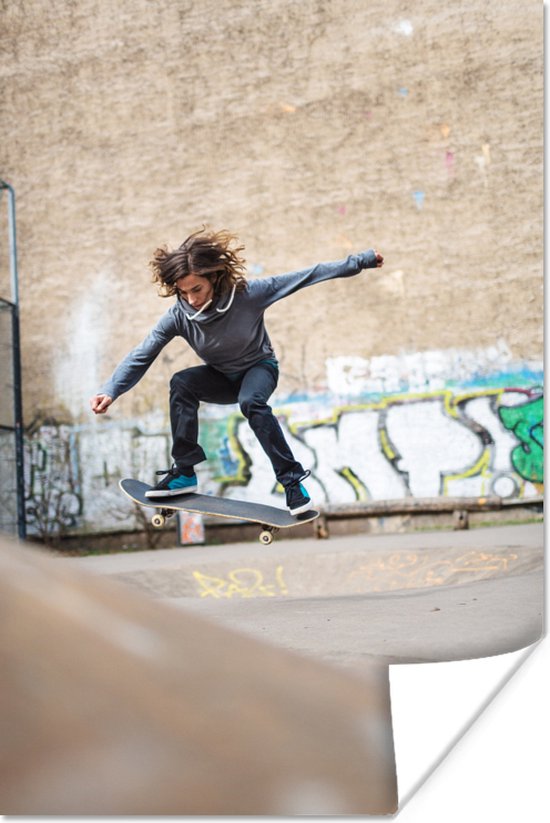 Une fille fait une cascade avec son skateboard 20x30 cm - petit | bol.com