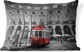 Buitenkussens - Tuin - Zwart-wit foto met een rode tram - 60x40 cm