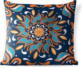 Buitenkussens - Tuin - Vierkant patroon op een donkere achtergrond met een blauw en oranje bloem en versieringen - 50x50 cm
