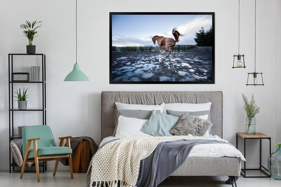 Photo encadrée - Bucking horse in the flaques cadre photo noir sans passe partout 120x80 cm - Affiche encadrée (Décoration murale salon / chambre)