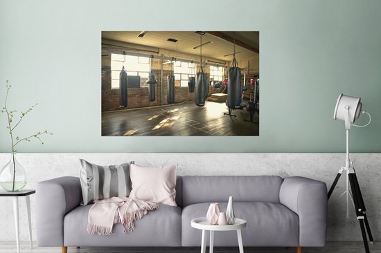 Verschillende bokszakken hangen aan het plafond in een fitnesszaal poster 160x120 cm - Foto print op Poster (wanddecoratie woonkamer / slaapkamer) XXL / Groot formaat!