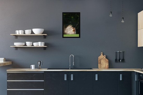 Fotolijst incl. Poster - Een mannelijke golfer slaat de golfbal uit de bunker op het green - 20x30 cm - Posterlijst