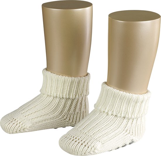 Witte gebreide babysokjes met omslagboord, op een gouden mannequin.