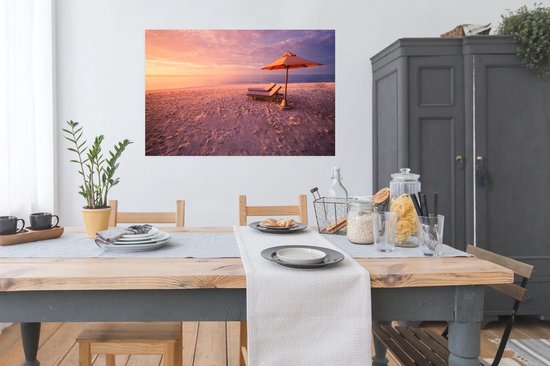 Coucher de soleil sur deux transats sur la plage Poster papier 120x80 cm - Tirage photo sur Poster (décoration murale salon / chambre) / Mer et plage