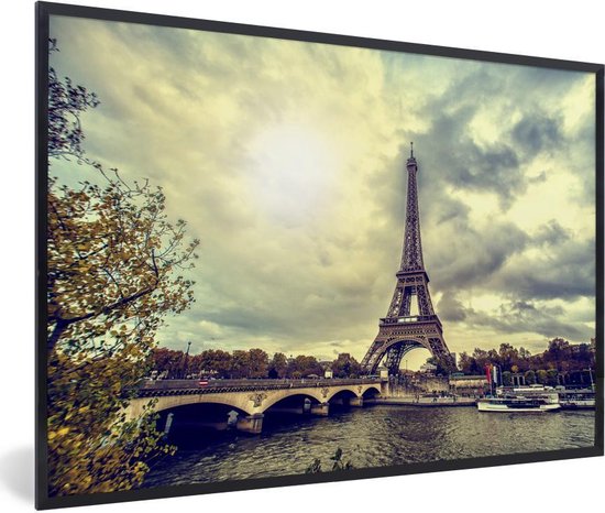Poster in lijst - Fotolijst 90x60 cm - Posters - Uitzicht over het water op de Eiffeltoren en Parijs - Posterlijst zwart - Decoratie - Wanddecoratie woonkamer - Muurdecoratie slaapkamer