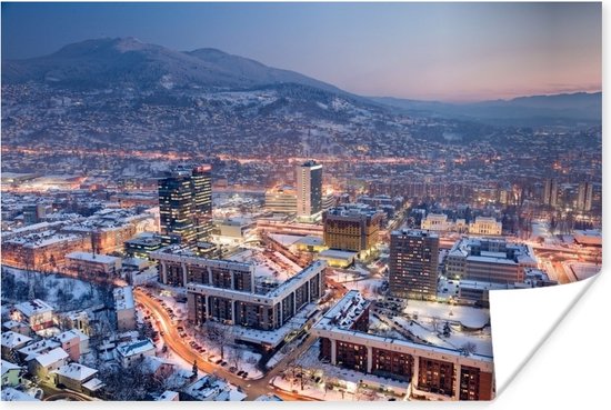 Poster - Straatbeeld van Sarajevo en berg met sneeuw in Bosnië en Herzegovina