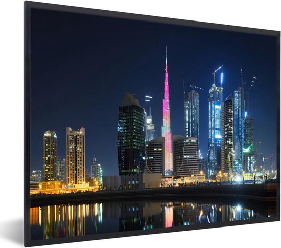 Fotolijst incl. Poster - Kleurrijke gebouwen in Dubai en een paarse Burj Khalifa - 80x60 cm - Posterlijst