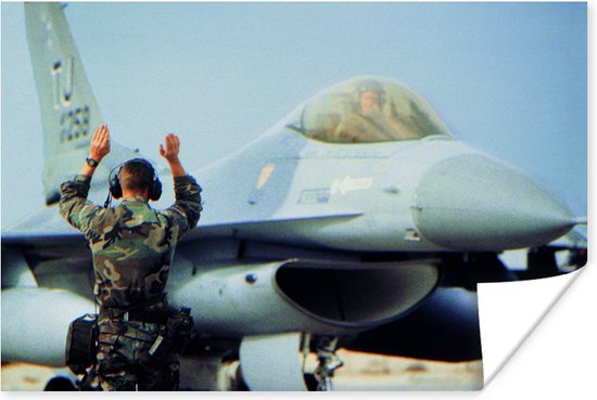 Poster Grondpersoneel signaleert de piloot van een militair vliegtuig - 60x40 cm