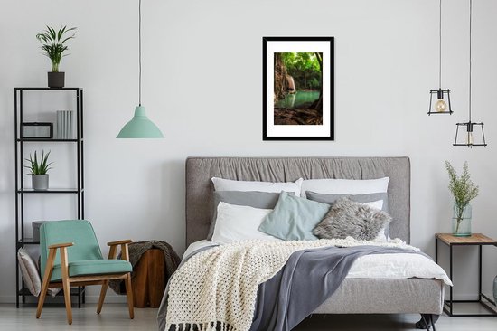 Fotolijst incl. Poster - Donkere kleuren rond de waterval in Thaise nationaal park Erawan - 40x60 cm - Posterlijst