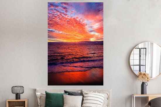 Le coucher de soleil colore le ciel rouge le long de la plage Poster 120x180 cm - Tirage photo sur Poster (décoration murale salon / chambre) / Poster Mers et lacs XXL / Groot format! / Mer et plage