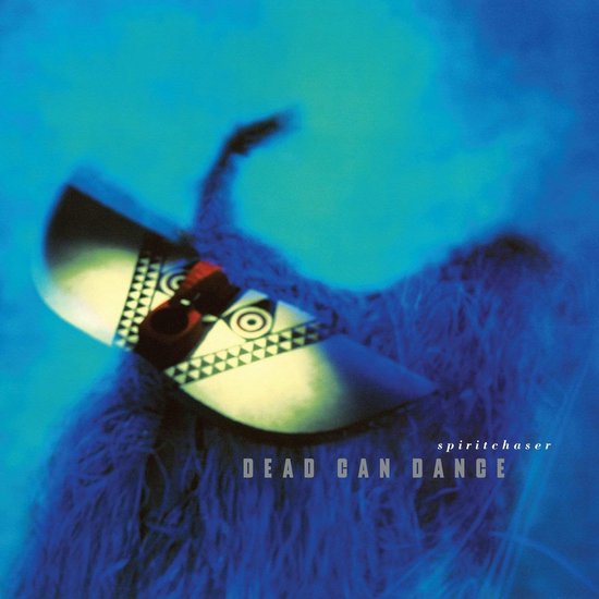 Albumhoes met een masker en blauwe vacht, tekst 'DEAD CAN DANCE spiritchaser'.