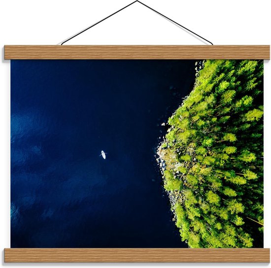 Schoolplaat – Bosrand Bij Water in Finland - 40x30cm Foto op Textielposter (Wanddecoratie op Schoolplaat)