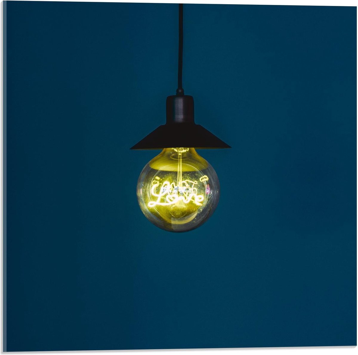 Acrylglas - Gloeilamp met Blauwe Achtergrond - 50x50cm Foto op Acrylglas (Wanddecoratie op