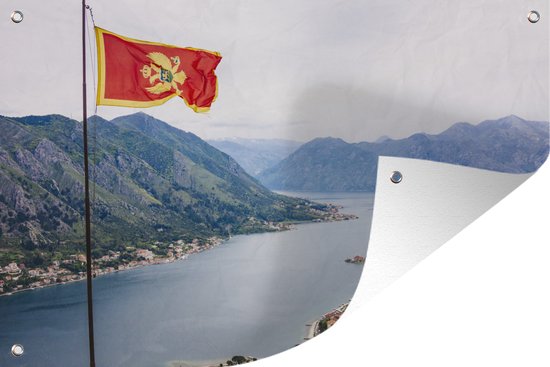 Tuinposters buiten De vlag van Montenegro met uitzicht - 90x60 cm - Tuindoek - Buitenposter