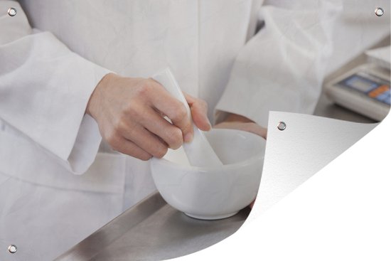 Le pharmacien mixant la médecine dans un mortier affiche de jardin 90x60 cm - Toile de jardin / Toile d'extérieur / Peintures pour l'extérieur (décoration de jardin)