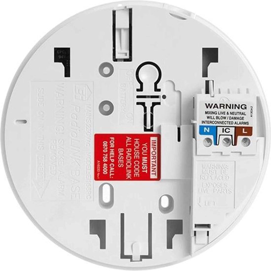 Witte rookmelderbasis met rode sticker 'IMPORTANT' en bedradingsaansluitingen.