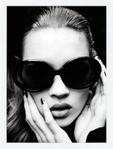 By Kohler Kate Moss met grote zonnebril Zwart - Wit dibond 60x80x3cm (105645)