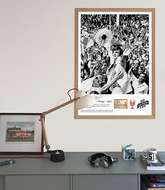 Ruud Krol juicht in een menigte supporters. Hij draagt een lichtgekleurd pak. Onder de foto, "Ajax Europa Cup 1 Trilogie - 1971".