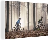 Canvas Schilderij Op de mountainbike over een bospad - 30x20 cm - Wanddecoratie