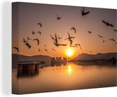 Canvas schilderij 140x90 cm - Wanddecoratie Vogels vliegen over de Jai Mahal bij zonsopgang in Jaipur in India - Muurdecoratie woonkamer - Slaapkamer decoratie - Kamer accessoires - Schilderijen