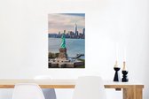 Canvas Schilderij Het Vrijheidsbeeld op de voorgrond en uitzicht op het World Trade Center en de skyline van New York - 40x60 cm - Wanddecoratie