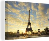 Canvas Schilderij De Eiffeltoren met een unieke oranje lucht door de laagstaande zon - 30x20 cm - Wanddecoratie