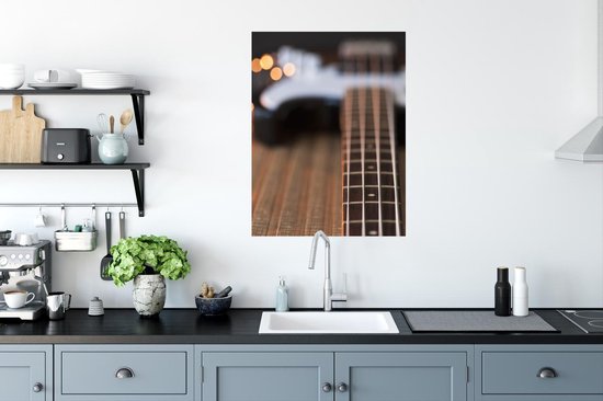 Une guitare basse gît sur le sol Poster 60x80 cm - Tirage photo sur Poster (décoration murale salon / chambre)