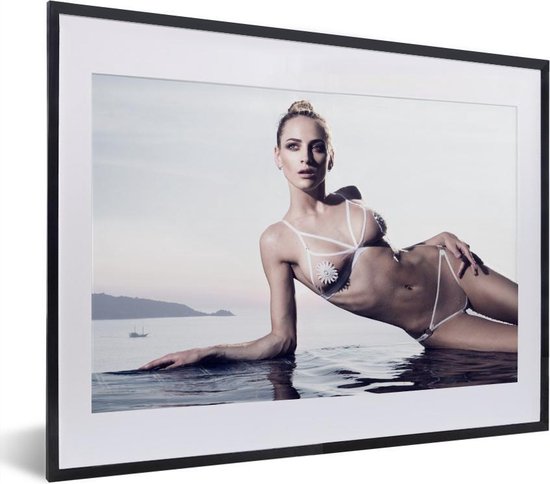 Fotolijst incl. Poster - Een blonde vrouw in een bikini - 40x30 cm - Posterlijst