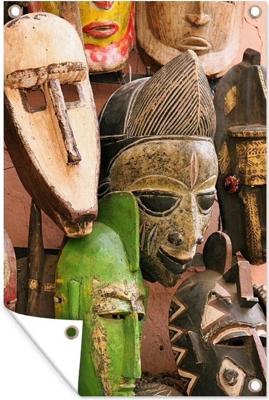 Buiten Verzameling Afrikaanse maskers aan een muur