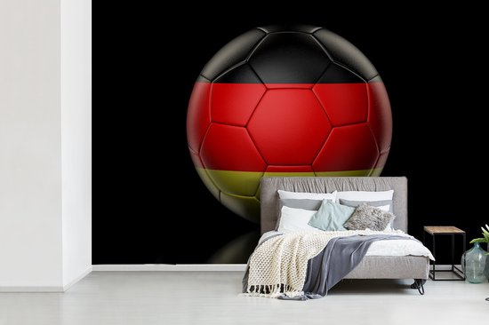 Papier peint photo en vinyle - Le drapeau de l'Allemagne sur un ballon de football largeur 330 cm x hauteur 220 cm - Tirage photo sur papier peint (disponible en 7 tailles)