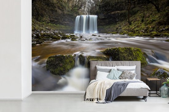 Behang - Fotobehang Waterval bij het Nationaal park Brecon Beacons in Wales - Breedte 330 cm x hoogte 220 cm